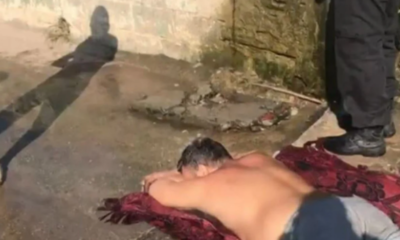 Homem desmaia ao ser preso e precisa ser carregado por policiais em Manguinhos