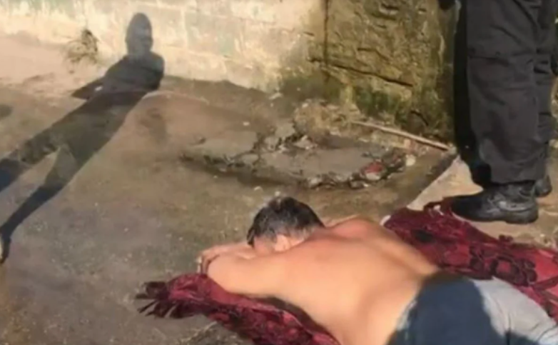 Homem desmaia ao ser preso e precisa ser carregado por policiais em Manguinhos