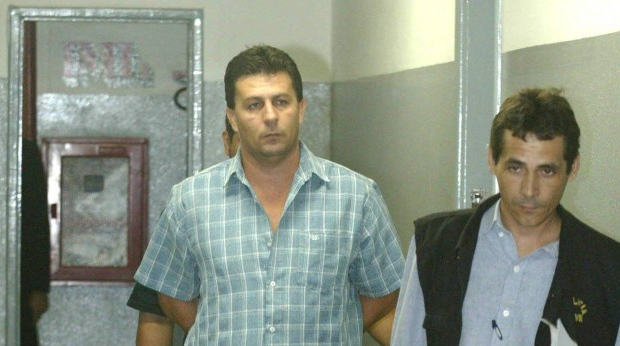 José Roberto de Ornelas de Lemos, diretor do Jornal Hora H, quando foi preso, em 2003, acusado pelo assassinato do sub-secretário de governo de Meriti