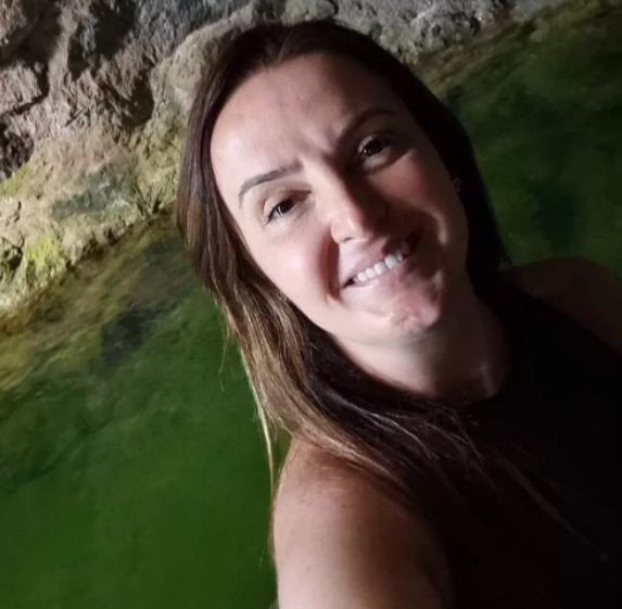 Diretora de escola investigada por maus-tratos contra crianças se entrega à polícia