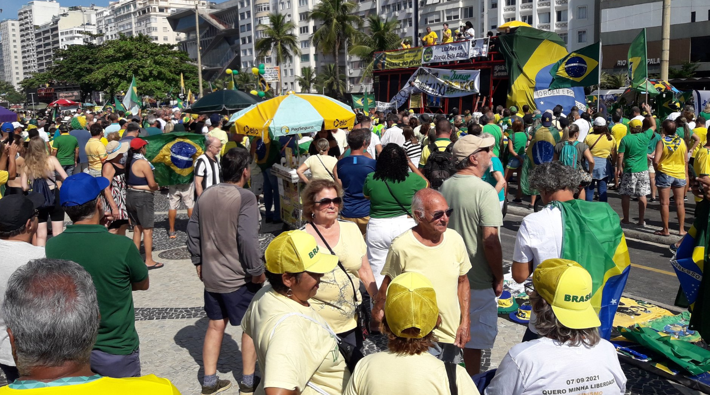Copacabana tem ato pró-Bolsonaro no Dia do Trabalho