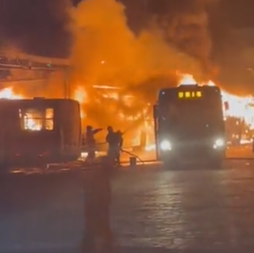 Incêndio em garagem de viação destrói oito ônibus em Itaperuna