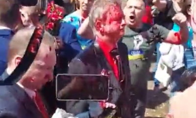 Manifestantes jogam tinta vermelha contra embaixador russo na Polônia
