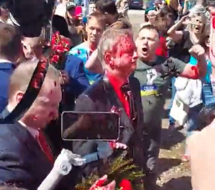 Manifestantes jogam tinta vermelha contra embaixador russo na Polônia