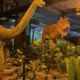 Parque com dinossauros gigantes e brinquedos é inaugurado em Irajá