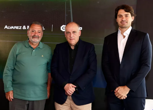Fred Luz, da Alvarez & Marsal, Javier Tebas, presidente da LaLiga, e Pedro Mesquita, da XP — Foto: Divulgação