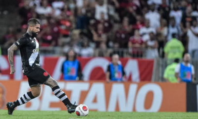 Quintero, zagueiro do Vasco, em ação contra o Flamengo