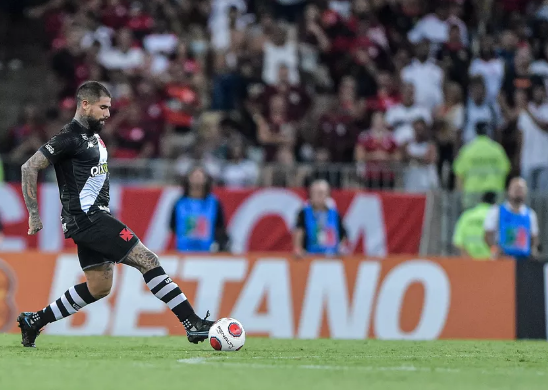 Quintero, zagueiro do Vasco, em ação contra o Flamengo