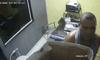 O ladrão invadiu a loja e furtou um computador e vários documentos e depois fugiu