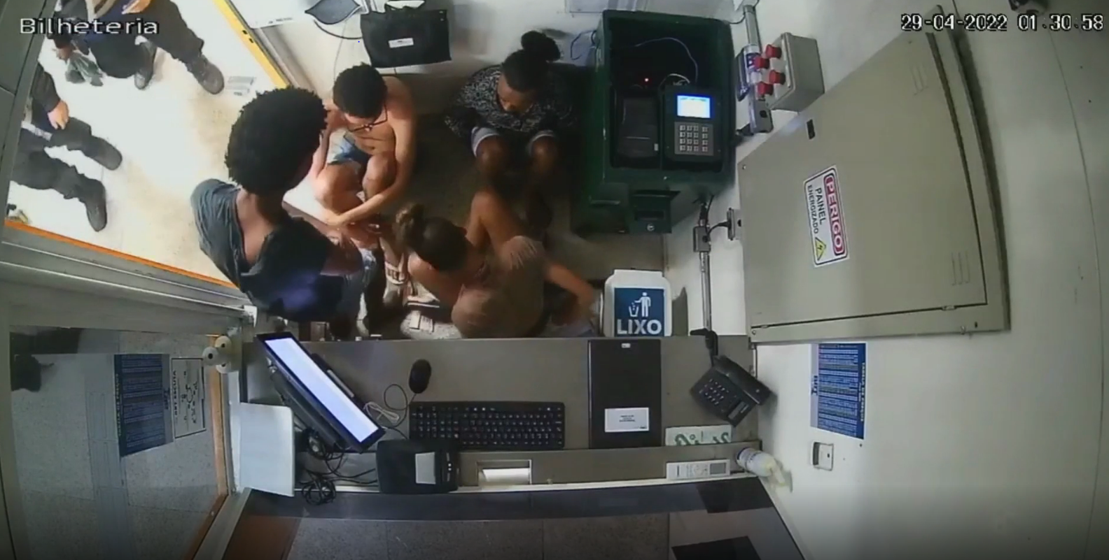 Criminosos tentam roubar cofre BRT
