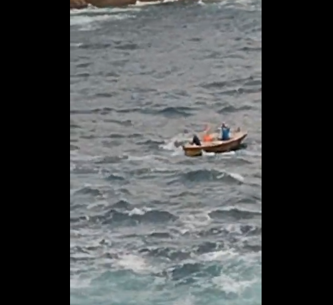 Homem é resgatado com vida após cair no mar em Arraial do Cabo, no RJ