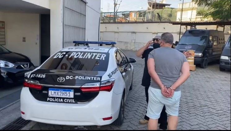 Empresário Alexandre Martins sendo levado preso pela polícia federal