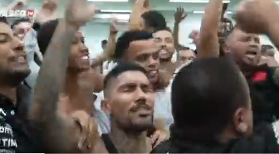 Jogadores cantam hino