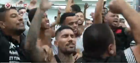 Jogadores cantam hino