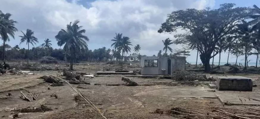 Imagens da costa de Tonga mostram danos a estruturas e árvores após o tsunami