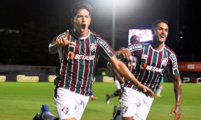 Cano comemorando seu primeiro gol pelo fluminense