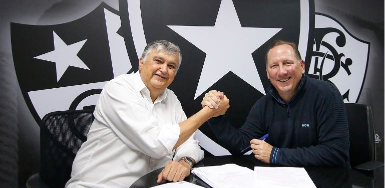 Botafogo confirma venda da SAF ao empresário John Textor