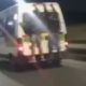 Homens são flagrados pendurados em traseira de van no Viaduto de Benfica