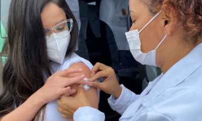 Juliette toma segunda dose da vacina contra Covid