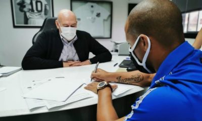 Carlos Sánchez assinando contrato de renovação com Santos