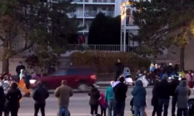 Carro invade desfile de Natal nos Estados Unidos