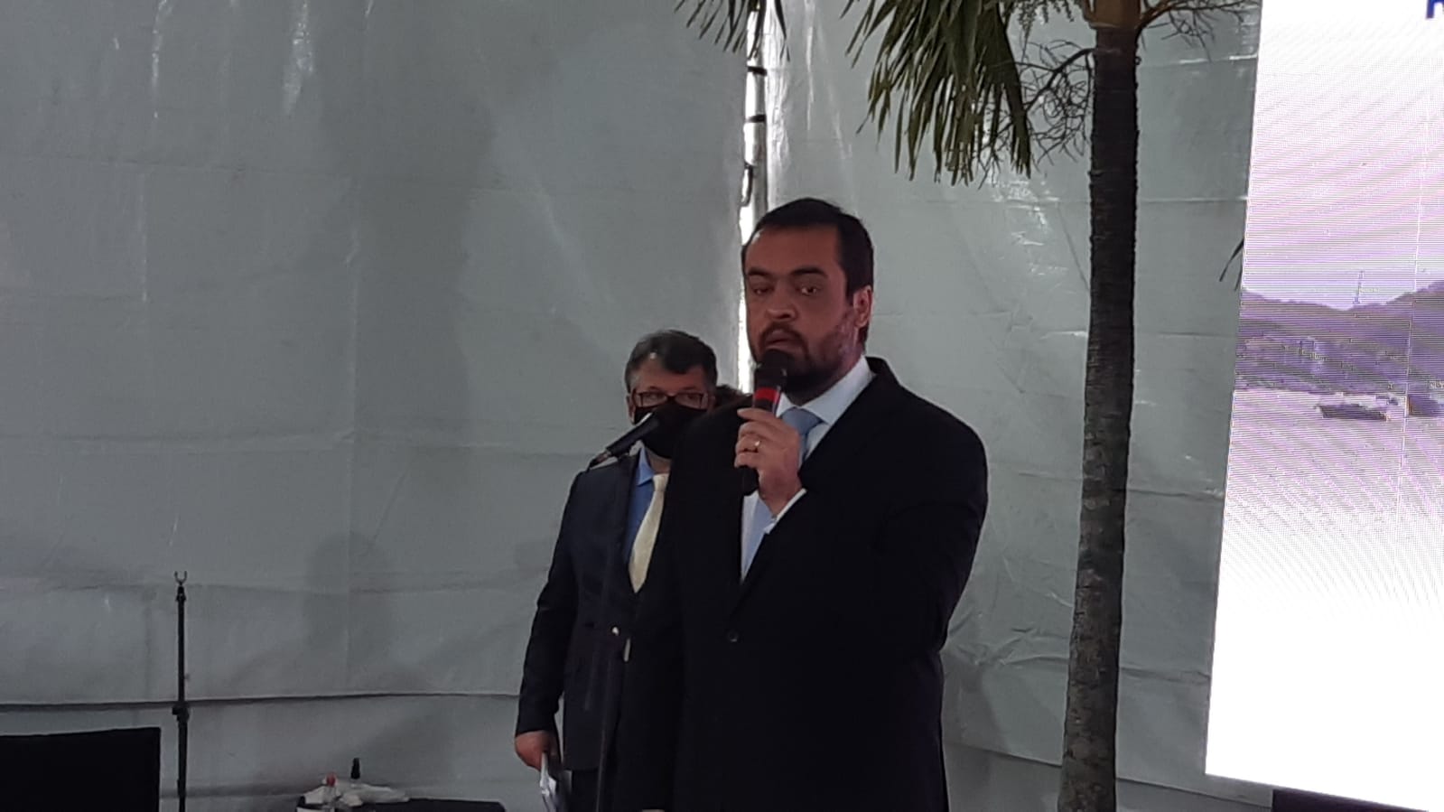 Imagem do governador Cláudio Castro discursando