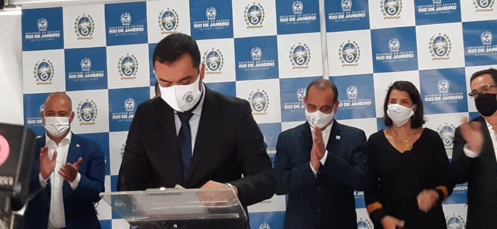 Imagem do governador assinando documento