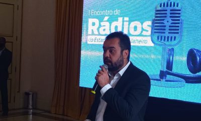 Imagem do Governador Cláudio Castro no evento do Rádio
