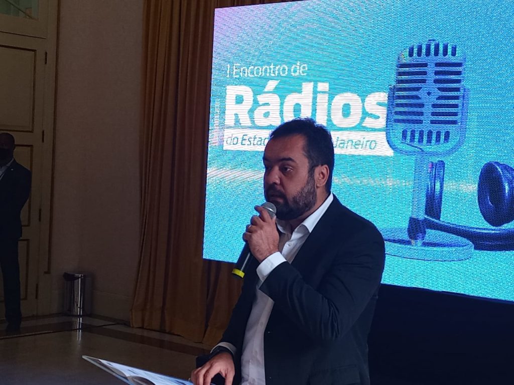 Imagem do governador Cláudio Castro no evento do Rádio