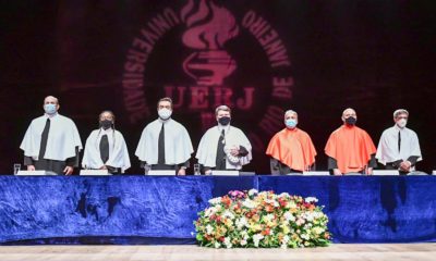 Imagem do Governador Cláudio Castro recebendo o título