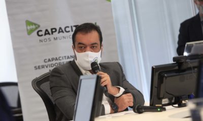 Imagem do Governador Cláudio Castro na aula inaugural no Palácio Guanabara