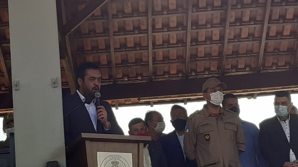 Cláudio Castro discursando na Escola de Bombeiros em Guadalupe