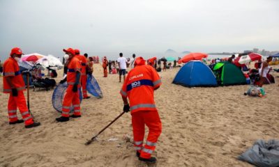 Garis da Comlurb realizam limpeza na Praia de Copacabana