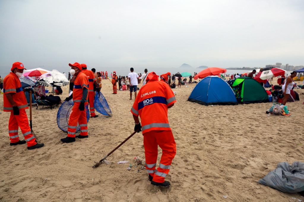 Garis da Comlurb realizam limpeza na Praia de Copacabana