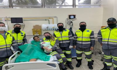 Agentes da concessionária e mulher após parto