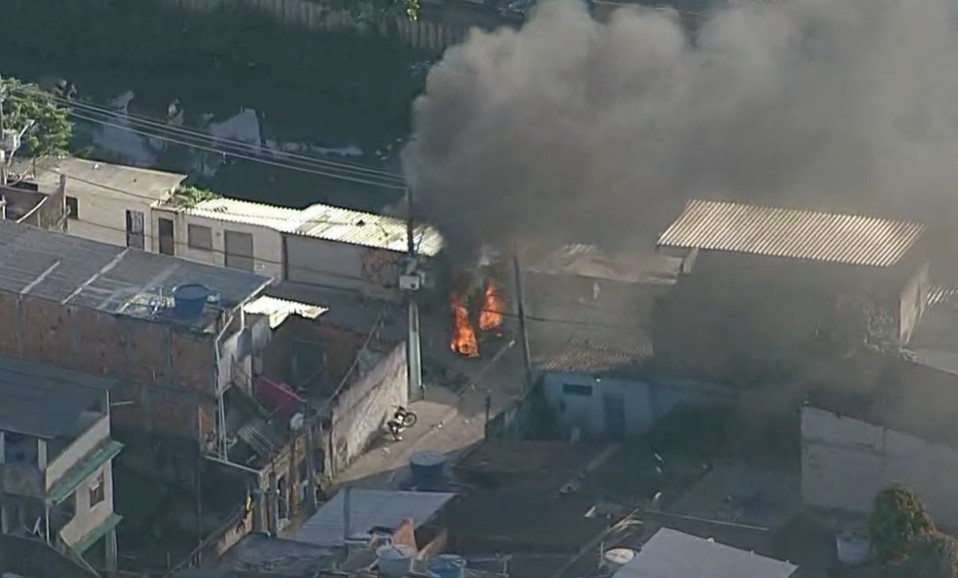 Criminosos ateam fogo em barricadas na Cidade de Deus durante operação da Civil na região