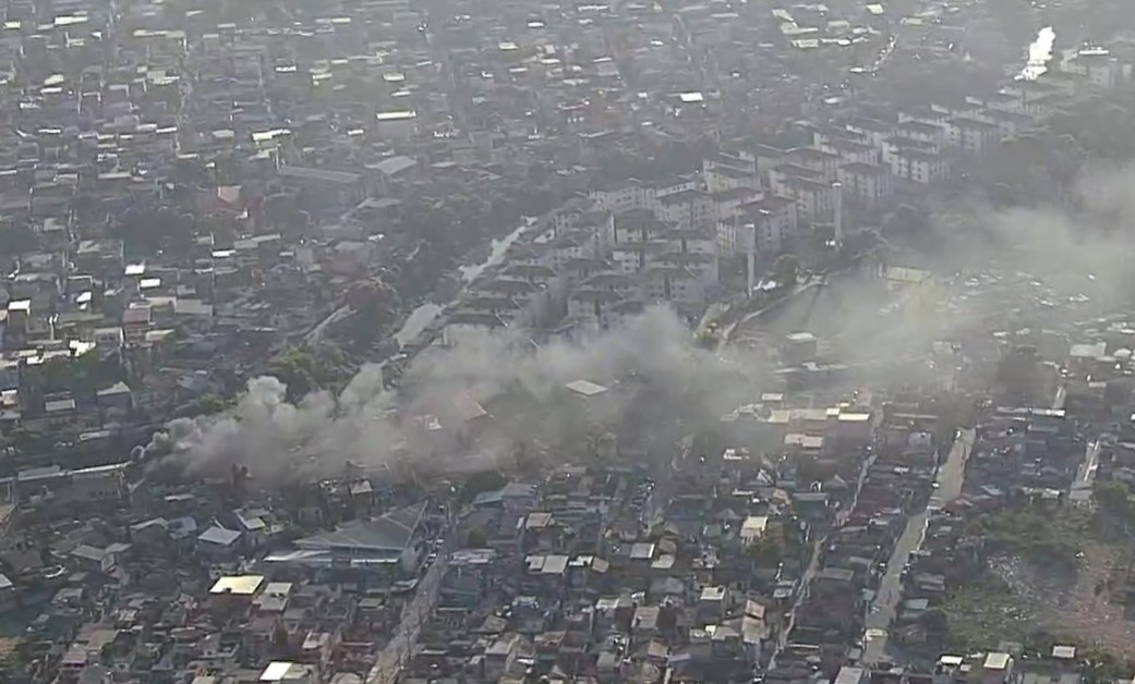 Criminosos ateiam fogo em barricadas na Cidade de Deus durante operação da Civil na região