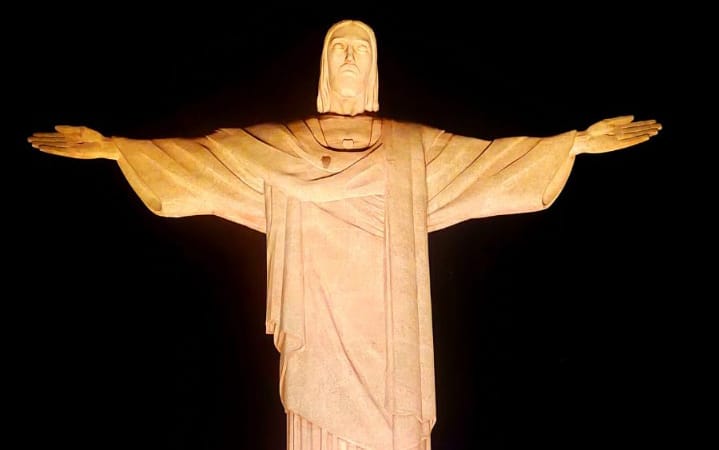 Cristo Redentor iluminado de amarelo em referência ao Maio Amarelo