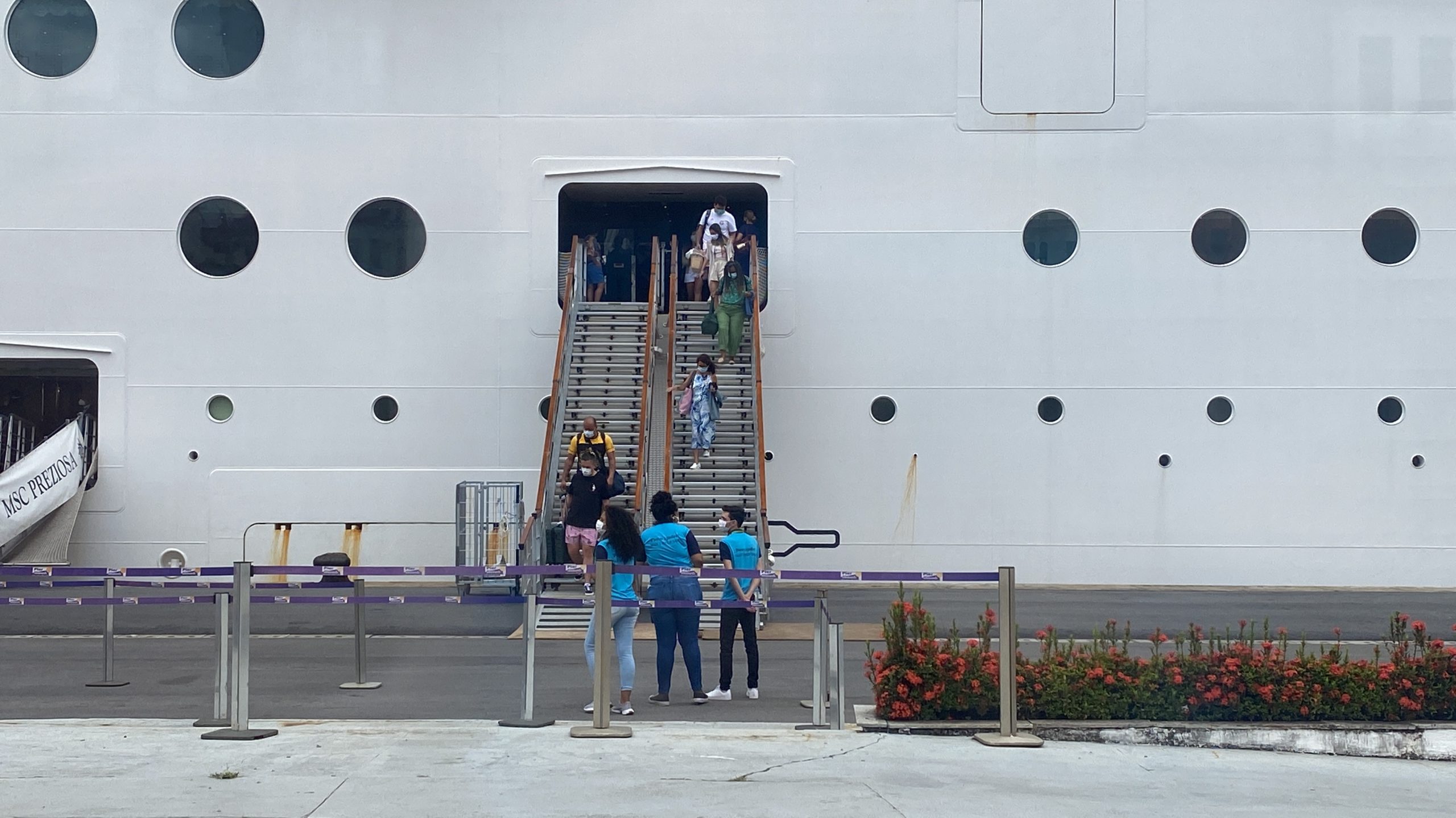 Passageiros desembarcam de navio atracado nesta quarta-feira