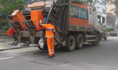 Imagem de garis realizando a coleta de lixo