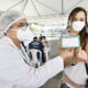 jovem sendo vacinada em Nova Iguaçu