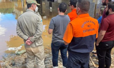imagem de agentes da Defesa Civil
