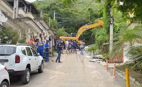 Demolição de construções irregulares no Anil