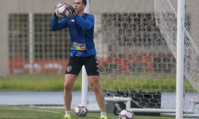 Gatito treinando com bola pelo Botafogo