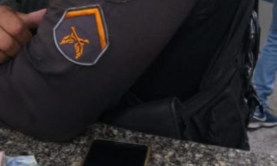 policial com arma apreendida