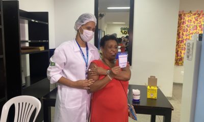 Filha vacina a própria mãe durante campanha contra a gripe