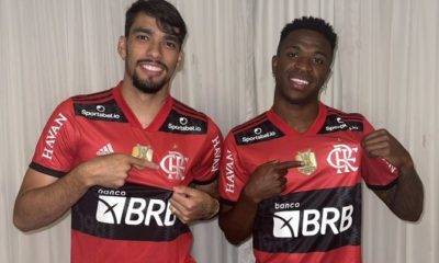 Lucas Paquetá e Vinícius Junior com a camisa do Flamengo