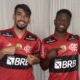 Lucas Paquetá e Vinícius Junior com a camisa do Flamengo