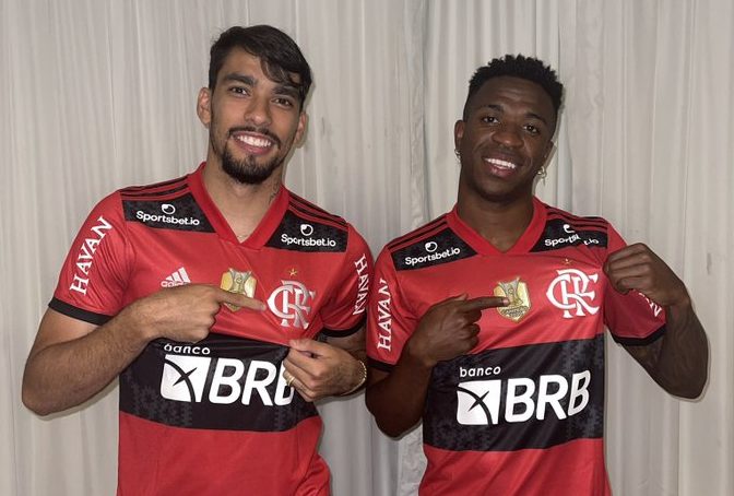 Lucas Paquetá e Vinícius Junior com a camisa do Flamengo