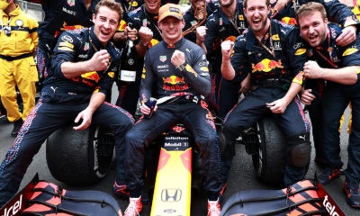 Verstappen comemorando com a equipe